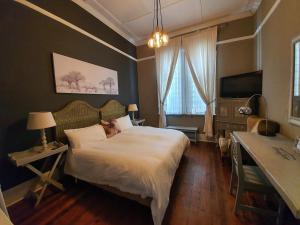 Säng eller sängar i ett rum på Waterhouse Guest Lodge in Muckleneuk