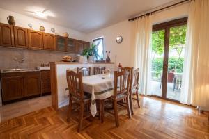 Kuchyň nebo kuchyňský kout v ubytování Cozy apartment near the sea