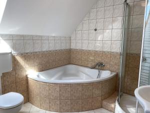 A bathroom at Kis Szieszta panzió