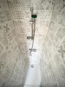 eine Dusche im Bad mit Fliesenboden in der Unterkunft Duplex lumineux, coloré, atypique face cathédrale in Saint-Brieuc + 34 Fotos