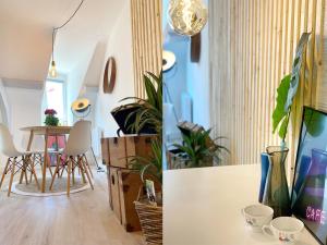 ein Wohnzimmer und ein Esszimmer mit Pflanzen in der Unterkunft Duplex lumineux, coloré, atypique face cathédrale in Saint-Brieuc