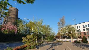 een lege straat naast een gebouw met een silo bij JaHotel in Geldern