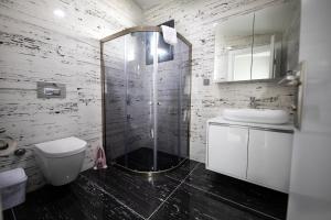 Ванная комната в Yaraşır Family Suite