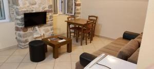 un soggiorno con divano e tavolo di Apartments Ivanovic a Kotor (Cattaro)