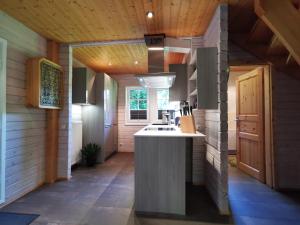 una cocina con una isla en el medio de una habitación en Ferienpark Leitzingen, en Soltau