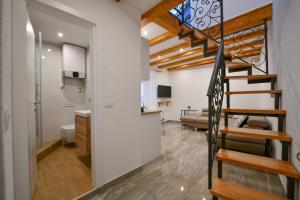 een trap naar een woonkamer en een badkamer bij Apartment Lavanda - Suite in Sinj