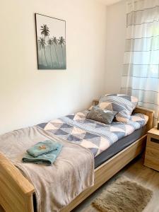 sypialnia z łóżkiem z palmami w obiekcie Ferienwohnung Anton w mieście Osnabrück