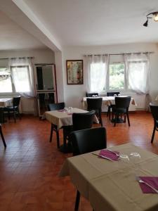 - une salle à manger avec des tables, des chaises et des fenêtres dans l'établissement Auberge La Folie, à Sausset-les-Pins