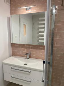 Et badeværelse på Mery Luxury Apartment