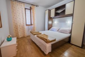 Postel nebo postele na pokoji v ubytování Cozy apartment near the sea + 12 fotografií