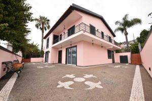 uma casa com um desenho no chão à sua frente em Villa Santana no Funchal