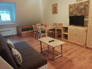 sala de estar con sofá y mesa en ODAI en Bovec