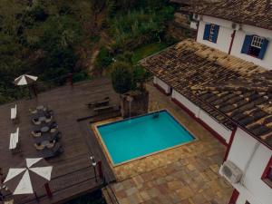 an overhead view of a swimming pool on a wooden deck at Hotel Solar Das Lajes in Ouro Preto