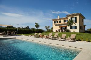 ein Haus mit Pool und Stühlen und ein Haus in der Unterkunft Ca Ses Nines in Inca