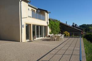 uma vista exterior de uma casa com um pátio em Gîte de la Vallée des Dames em Juvigny-sur-Loison