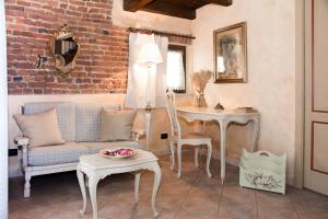a living room with a couch and a table at Casa Del Grande Vecchio in Airasca
