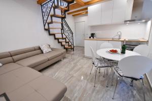 een woonkamer met een bank en een tafel en een keuken bij Apartment Lavanda - Suite in Sinj