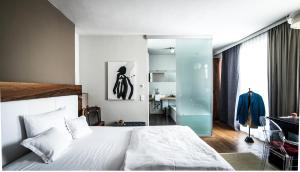 um quarto com uma cama e uma parede de vidro em Frühstückshotel im Goldschmiedehaus em Grieskirchen