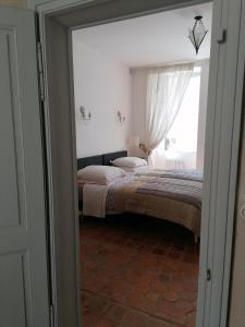 una camera con letto e finestra di LE TABELLION a Noyers-sur-Serein