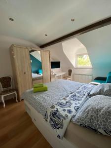 sypialnia z dużym łóżkiem i oknem w obiekcie Słoneczne Wczasy w Krasnobrodzie