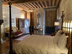 una camera con un grande letto di Demeure des Vieux Bains a Provins