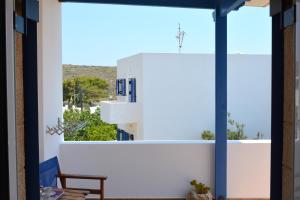 una vista dal balcone di una casa di Volta Superior Studios ad Avlémonas