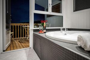 Gallery image of Silverwood Luxury Lodges & Bistro Barn in Perth