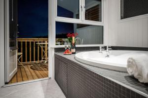 Foto da galeria de Silverwood Luxury Lodges & Bistro Barn em Perth