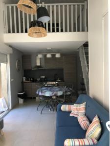 sala de estar con sofá azul y mesa en KERWATT loft en Cabourg