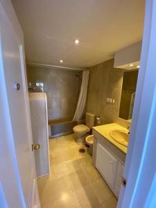 uma casa de banho com um WC e um lavatório em Apartemento del vista em Estepona