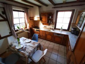 una cocina con mesa y sillas de madera en Ferienwohnung Maria Laach 3, en Glees