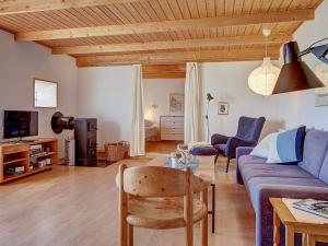 een woonkamer met een bank en een tafel bij 6 person holiday home in Nex in Neksø