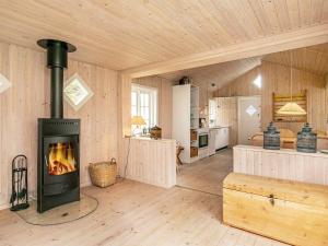 スケーエンにある4 person holiday home in Skagenの木造住宅のリビングルーム(暖炉付)