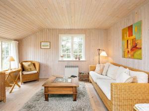 スケーエンにある4 person holiday home in Skagenのリビングルーム(ソファ、コーヒーテーブル付)