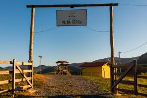Un cartello che dice di fare Spencer in una fattoria di Refúgio Pé da Serra - Chalés a São Roque de Minas