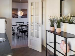 een keuken en eetkamer met een tafel met planten bij Holiday home Skagen XXX in Skagen