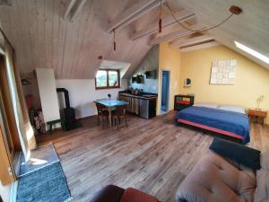 Postel nebo postele na pokoji v ubytování DOMČEK V ZÁHRADE