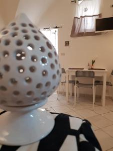 un vaso seduto su un tavolo in una stanza di La Nchioscia a Ostuni