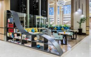 una tienda con mesas y sillas en el vestíbulo en Clarion Hotel Golden Horn, en Estambul