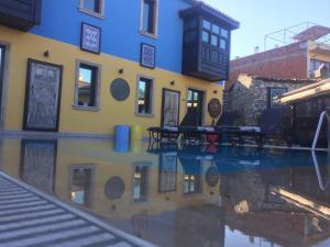 un reflejo de un edificio en un charco de agua en Ayasoluk Hotel & Restaurant, en Selçuk