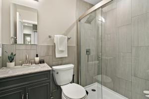 een badkamer met een douche, een toilet en een wastafel bij Best Studio Apt in Chicago close to Boystown - Oakdale 514 & 413 rep in Chicago