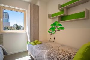 Pokój z łóżkiem z rośliną na ścianie w obiekcie Vile Mandre w mieście Kolan