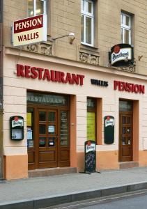 een restaurant aan de zijkant van een gebouw bij Pension Wallis in Pilsen