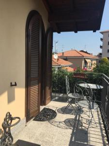 un patio con 2 sillas y una mesa en el balcón en Villa Gemelli, en Castellanza