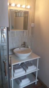 a bathroom with a sink and a mirror at PuraVida Divehouse in Sagres