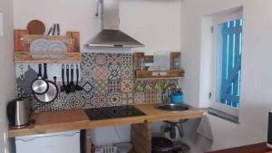 een keuken met een aanrecht en een wastafel bij PuraVida Divehouse in Sagres