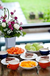 una mesa cubierta con platos de frutas y hortalizas en Villa of Permaculture, en Fengping