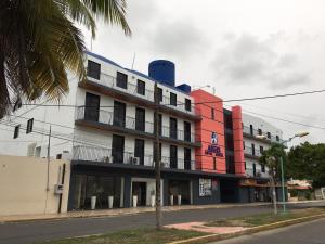 een gebouw op de hoek van een straat bij Hotel & Suites Arges - Centro Chetumal in Chetumal