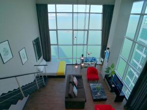 - un salon avec un canapé et un fauteuil rouge dans l'établissement Maritime Suites by Comfy, à George Town 23 autres photos