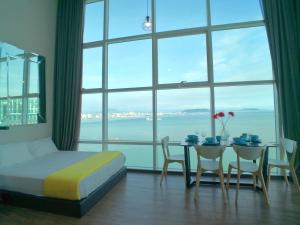 1 dormitorio con 1 cama y 1 mesa con sillas en Maritime Suites by Comfy en George Town